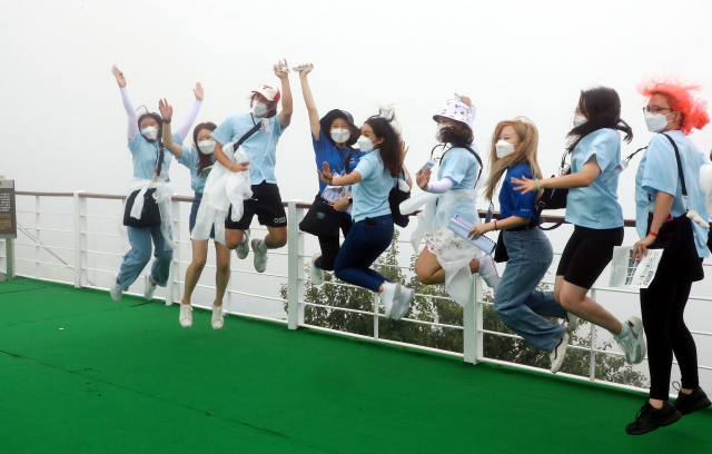 ‘2022 재외동포 대학생 모국연수 사업’ 참가자들이 24일 오전 부산 감천문화마을 전망대에서 기념사진을 찍고 있다. 정종회 기자 jjh@