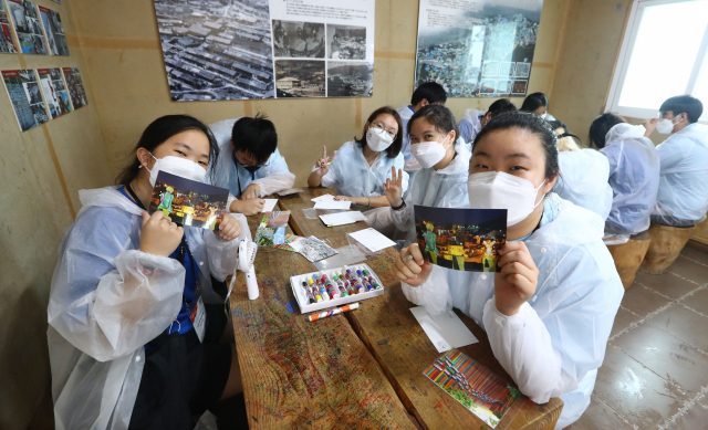 ‘2022 재외동포 대학생 모국연수 사업’ 참가자들이 24일 오전 부산 감천문화마을에서 ‘1년 뒤에 받아보는 느린 우체통’에 넣을 엽서를 적고 있다. 정종회 기자 jjh@