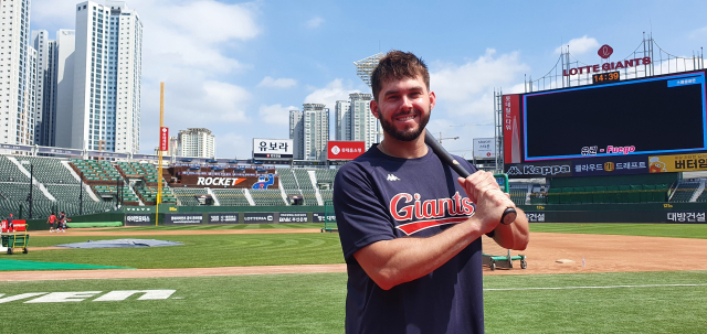 롯데 자이언츠 새 외국인 타자 잭 렉스가 24일 사직야구장에서 첫 선발 출전을 앞두고 훈련 중에 포즈를 취하고 있다. 김한수 기자