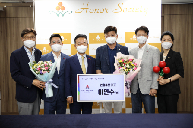 왼쪽부터 정성우 부산아너소사이어티 클럽 회장, 박은덕 부산사랑의열매 사무처장, 최금식 부산사랑의열매 회장, 이인수 연창수산 대표(부산 아너 270호), 배봉찬 달라스치과의원 대표원장, 박현정 뉴욕스마일치과 원장.