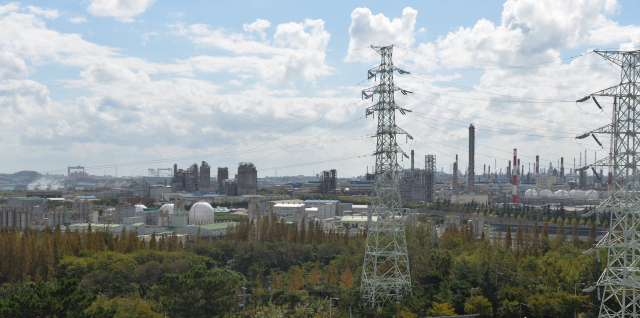 울산지역 번화가인 남구 한 공동주택 옥상에서 바라본 야음근린공원. 공원 너머로 화학공장이 즐비하다. 이 도시숲은 공단과 주거지 사이에서 공해 차단 기능을 수행하고 있다. 울산환경운동연합 제공