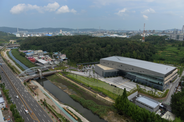 공해 차단 숲인 야음근린공원이 석유화학공단과 주거지 사이에 울창한 녹지띠를 형성하고 있다. 사진 속 오른편 아래 보이는 건물이 울산도서관이다. 울산환경운동연합 제공
