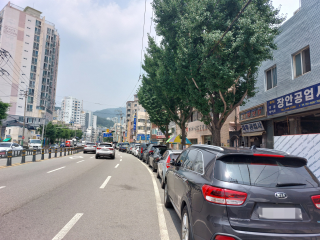 지난 21일 점심시간 부산 중구 부평동 보수복개천 노상공영주차장. 중구청은 최근 세 차례 유찰 끝에 이 주차장 새 운영자를 선정했다. 김동우 기자 friend@