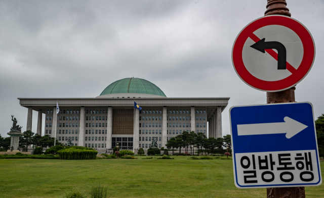 여야가 지난 22일 53일 만에 제21대 국회 후반기 원 구성에 가까스로 합의하면서 이제는 민생 입법에 속도를 내야 한다는 목소리가 높다. 국회 정문에서 바라 본 국회 본청 모습. 부산일보DB