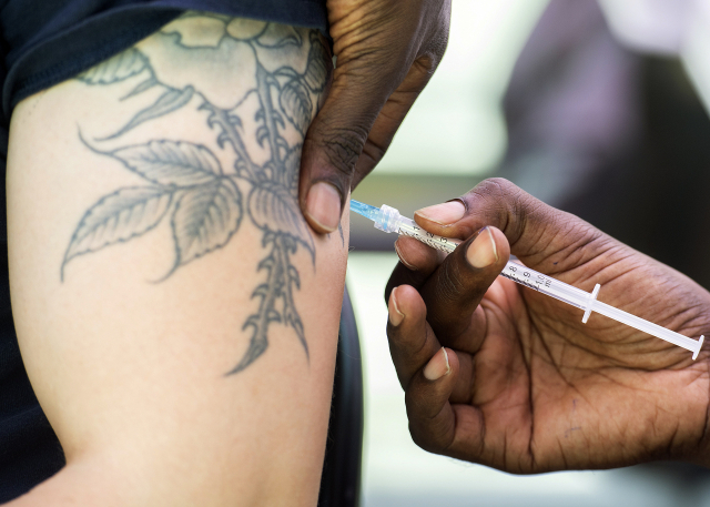 23일(현지시간) 캐나다 몬트리올의 야외 진료소에서 한 남성이 원숭이두창 백신을 접종받고 있다. 세계보건기구(WHO)는 이날 70개국에서 발병 사례가 확인된 원숭이 두창 감염 사태에 대해 국제적 공중보건 비상사태(PHEIC)를 선언했다. AP연합뉴스