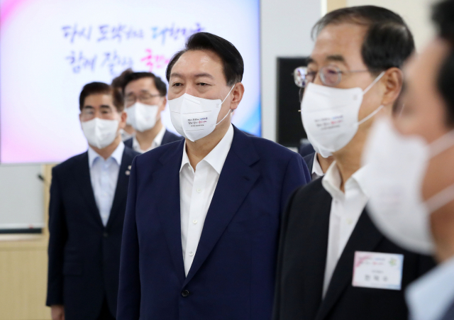 윤석열 대통령이 22일 오후 경기도 과천시 국가공무원인재개발원 과천분원에서 열린 장·차관 국정과제 워크숍에서 애국가를 제창하고 있다. 연합뉴스