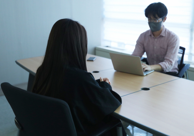 부산 해운대구 고층 아파트 화재 사고로 가족을 잃은 유가족 A 씨가 취재진을 만나 인터뷰를 하고 있다. 정대현 기자 jhyun@