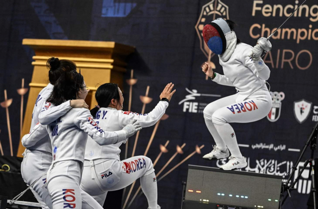 한국 여자 에페 대표팀이 22일 이집트 카이로에서 열린 펜싱 세계선수권대회 결승에서 송세라(오른쪽)가 우승을 확정한 뒤 동료들과 환호하고 있다. 송세라는 한국 여자 펜싱 최초로 세계선수권 2관왕에 올랐다. 부산시체육회 제공