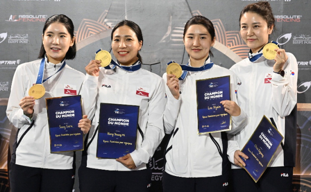 금메달을 목에 건 에페 여자 대표팀 선수들. 부산시체육회 제공