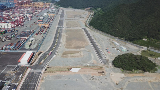 부산항 신항 6부두 진입도로가 개통됐다. 진입도로 전경. 부산항만공사 제공