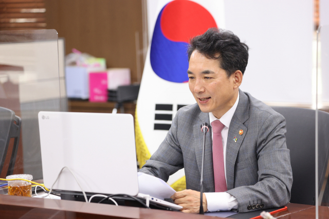 박민식 국가보훈처장이 지난달 30일 정부세종청사 보훈처에서 주한미군전우회 회장과 화상 접견 하고 있다. 연합뉴스