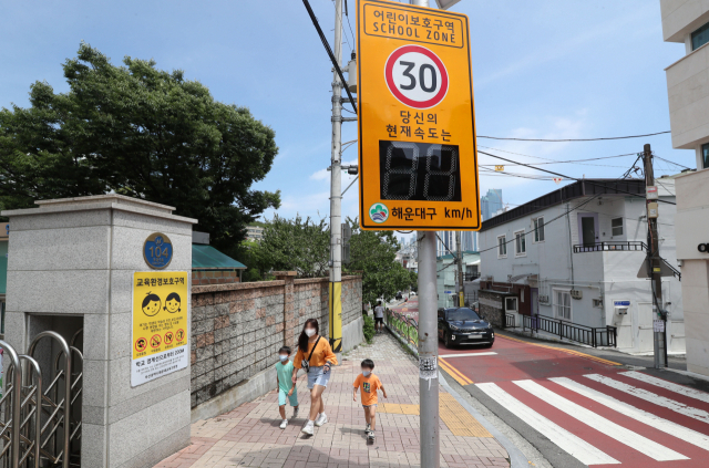 24일 부산 해운대구 한 초등학교 앞 어린이보호구역에 차량 제한속도 30km를 알리는 교통안전 표지판이 설치돼 있다. 정대현 기자 jhyun@