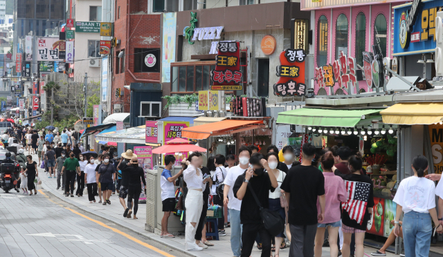24일 오후 부산 해운대구 구남로. 해수욕장 인근 상인들은 피서객 급증에 대한 기대감과 함께 코로나19 재유행 조짐에 불안감도 커지고 있다. 강선배 기자 ksun@