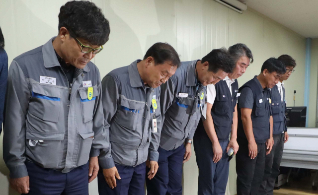 경남 거제 대우조선해양 하청 노사협상이 타결된 지난 22일 협력사 대표인 권수오(왼쪽 세 번째) 녹산기업 대표와 홍지욱(네 번째) 금속노조 부위원장 등이 타결 내용 브리핑을 한 뒤 허리 숙여 인사하고 있다. 연합뉴스