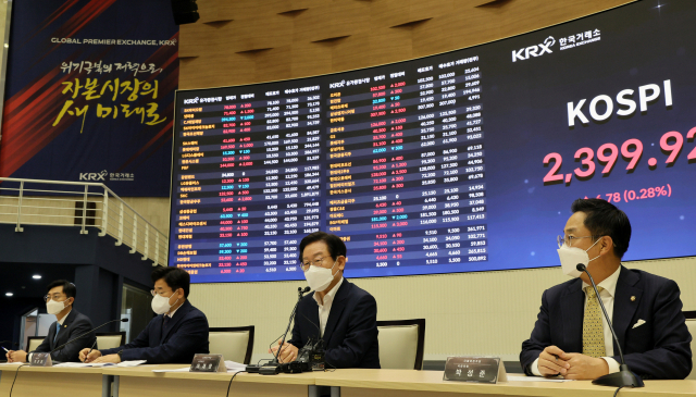 더불어민주당 차기 당 대표 선거에 출마한 이재명 의원이 25일 서울 여의도 한국거래소를 방문해 발언을 하고 있다. 국회사진기자단