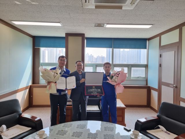 (주)넥센은 19일 고용노동부 주관 2022년 노사문화 우수기업 대기업부문에 선정돼 고용노동부 양산지청에서 인증패 전수식을 했다.