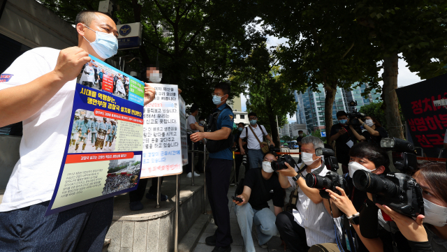 행정안전부 내 경찰국 신설에 반발하는 전국 경찰서장(총경) 회의에 이어 중·초급 간부인 경감·경위의 전국 회의 움직임까지 일면서 ‘경찰국 사태’가 더 확산하고 있다. 25일 서울 서대문구 경찰청 앞에서 벌어진 경찰국 설치 반대 1인 시위 모습. 연합뉴스
