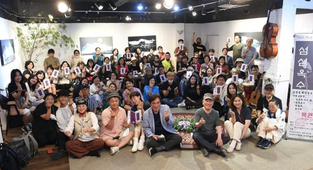 김문홍 작가의 <섬섬옥수> 출간을 함께 누리고 축하하는 북콘서트가 최근 문화공간 ‘프라미스랜드’에서 열렸다. 김문홍 제공