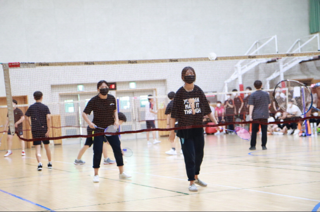 최근 열린 부산북부교육지원청 교육장배 학교스포츠클럽대회에서 여자배드민턴 선수들이 경기를 하고 있다.