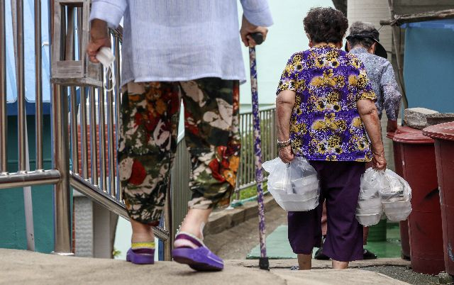 사진은 무료도시락 나눔을 받은 어르신들 모습. 부산일보DB