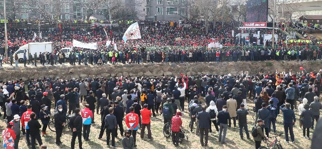 사진은 지난 3월 8일 당시 국민의힘 대선후보였던 윤석열 대통령이 부산 연제구 온천천 앞 유세 현장에서 지지를 호소하고 있는 모습. 부산일보DB