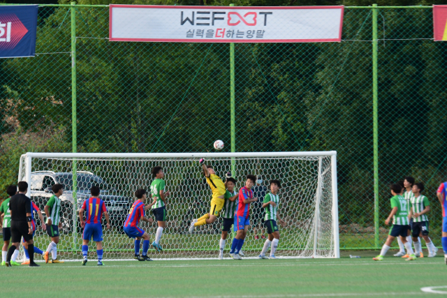 제59회 청룡기 전국고교축구대회 8강 진출 팀이 가려졌다. 24일 경남 고성군 스포츠파크 4구장에서 열린 부산 동명FC U18과 경기 용인TAESUNG FC U18의 16강전에서 동명FC 골키퍼가 공을 쳐내고 있다. 용인TAESUNG이 동명에 4-2로 이겨 8강에 올랐다.