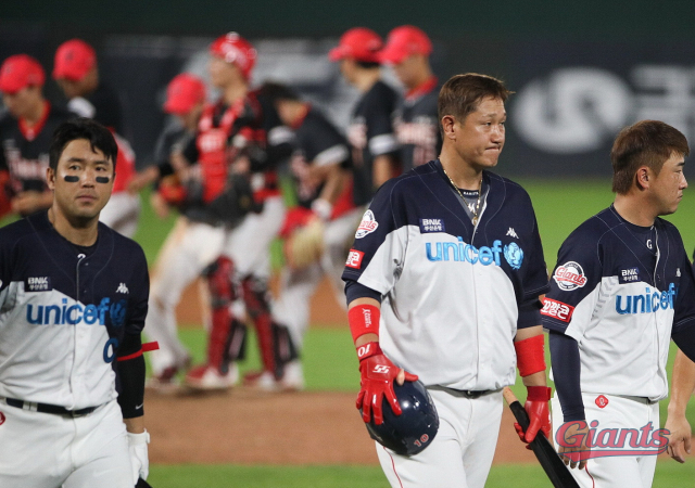 롯데 자이언츠는 올 시즌 가을야구 진출을 위한 중요한 분수령이었던 KIA 타이거즈와의 홈 3연전에서 싹쓸이 패배를 당하며 롯데 팬들에게 큰 실망감을 안겼다. 롯데 주장 전준우(왼쪽부터)와 이대호, 정훈이 지난 23일 경기가 끝난 뒤 아쉬운 표정을 짓고 있다. 롯데 자이언츠 제공