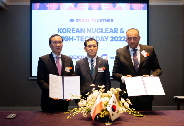 지난 6월 ‘한국원전과 첨단산업의 밤’ 행사에서 한국전력기술-폴란드 ZRE사 간 업무협약 체결 장면(왼쪽부터 김성암 한전기술 사장, 이창양 산업통상자원부 장관, ZRE사 부사장). 오른쪽 사진은 지난 6월 열린 ‘그린 암모니아 혼소발전사업 협약식’ 장면. 한전기술 제공
