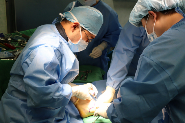 부산센텀병원 고령층 골절 클리닉 이운성 과장(왼쪽)이 환자를 수술하고 있다. 부산센텀병원 제공
