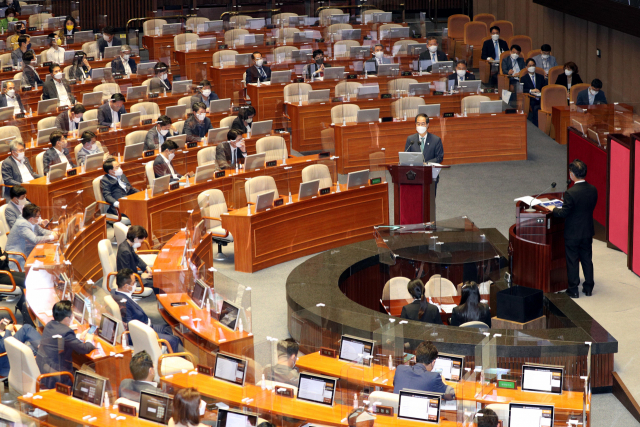 한덕수 국무총리가 25일 국회에서 열린 정치·외교·통일·안보 분야 대정부질문에서 민주당 박범계 의원의 질문에 답하고 있다. 김종호 기자 kimjh@
