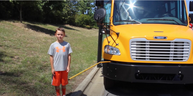미국의 어린이 통학버스는 승하차할 때 차량 전면부에서 기다란 막대 형태의 '세이프가드바’가 튀어 나와 돌발 상황을 저지한다. 미국의 한 스쿨버스에서 세이프가드바가 아이들의 경로를 제한하는 모습. 미국 노스 캐롤라이나주 웨이크카운티스쿨 교육영상 캡처