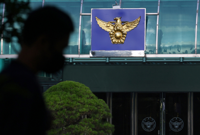 이상민 행정안전부 장관이 윤희근 경찰청장 후보자의 해산 명령을 거부한 채 전국 경찰서장 회의가 열린 것에 대해 엄정한 조사와 후속 조치를 하겠다는 강경 입장을 재확인한 25일 서울 서대문구 경찰청 앞으로 한 시민이 걸어가고 있다. 연합뉴스