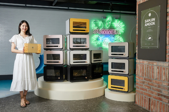 삼성전자 모델이 삼진어묵 부산역광장점에서 비스포크 큐커와 이금복 명품세트를 비롯한 삼진어묵 제품을 소개하고 있다.삼성전자 제공