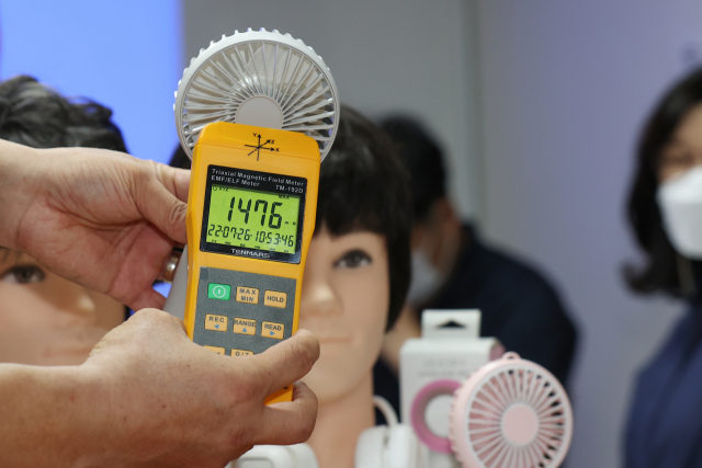 지난 26일 오전 서울 종로구 환경보건시민센터에서 열린 휴대용 목·손선풍기 전자파 문제 조사보고서 발표 기자회견에서 최예용 환경보건시민센터 소장이 손선풍기의 전자파를 측정하고 있다. 연합뉴스