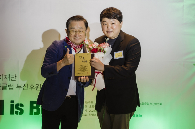 왼쪽부터 이홍렬 초록우산 어린이재단 홍보대사, 유성현 (주)와이즈벨류 대표.