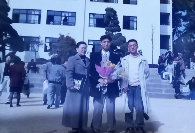 둘째 아들의 졸업식 날. 집안의 두 기둥은 세월이 흘러 어느덧 각자 가정을 꾸리고 순엽 씨의 자랑거리가 됐다.