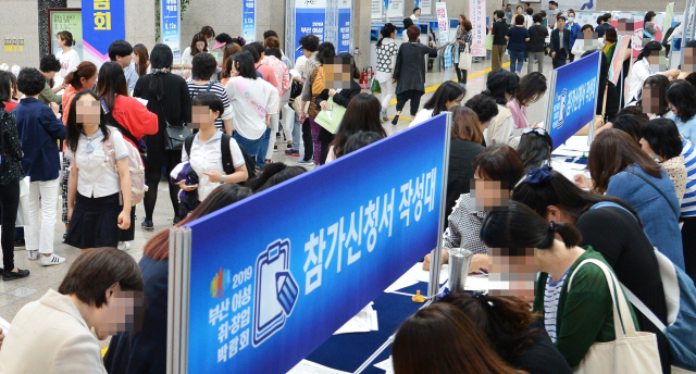 코로나 팬데믹으로 부산 여성 일자리가 90% 가까이 급감했다는 결과가 나왔다. 코로나19 사태가 일어나기 전인 2019년 부산시청에서 열린 여성 취·창업박람회에 구직자들이 몰려든 모습. 부산일보DB