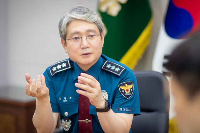 지난달 13일 부임한 우철문 부산경찰청장. 그는 “현장 경찰이 주연 역할을 제대로 할 수 있도록 돕는 최고의 조연 배우가 되고 싶다”고 말했다. 부산경찰청 제공