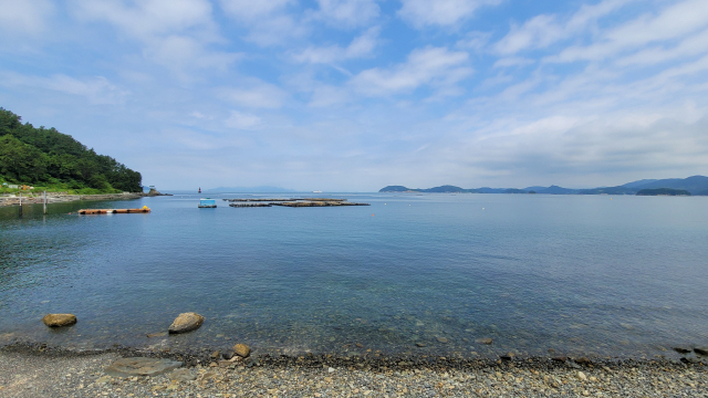 만지도의 몽돌해변.