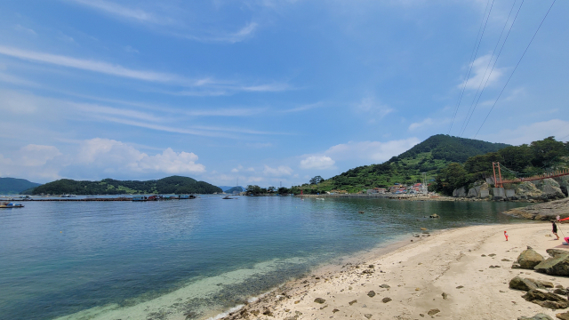 만지도에서 연대도로 향하는 길에 만나는 사구해변.