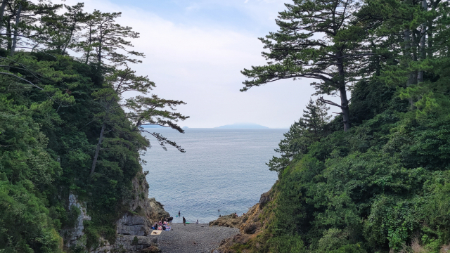 연대도의 몽돌해변.