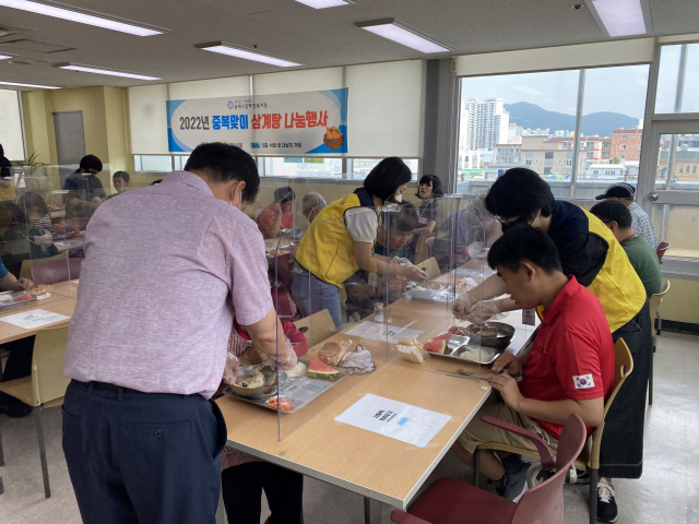 동래구장애인복지관, 중복맞이 삼계탕 무료급식 행사 실시