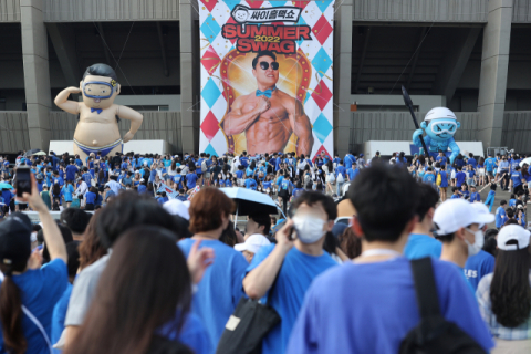 지난 15일 오후 서울 송파구 잠실 올림픽주경기장에서 열린 ‘싸이 흠뻑쇼’ 관객들이 입장을 기다리고 있다. 연합뉴스