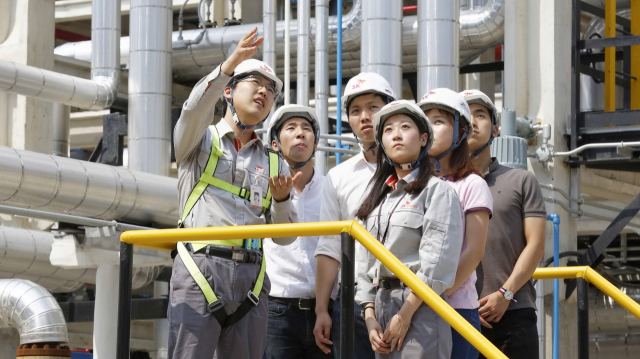 울산대는 지자체·기업과 손잡고 실무 중심 교육과정을 도입해, 산업계에서 필요로 하는 인력을 양성하고 있다. SK에너지에서 현장수업을 받고 있는 학생들. 울산대 제공