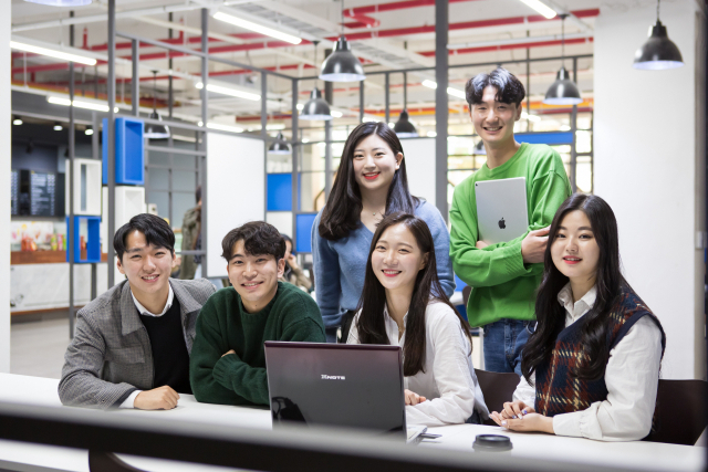 와이즈유 영산대는 올해 세계대학평가에서 호텔·관광·레저 분야 전국 4위에 오르며 주목을 받았다. 학생들이 해운대캠퍼스 도서관 라운지에서 환하게 웃고 있다. 영산대 제공