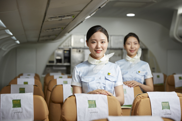 신라대는 동남권 유일 항공특성화 단과대학(항공대학)을 비롯해 사범·복지 분야에서 뛰어난 전문가를 배출하고 있다. 항공대학 학생들이 실습 교육을 받고 있다. 신라대 제공