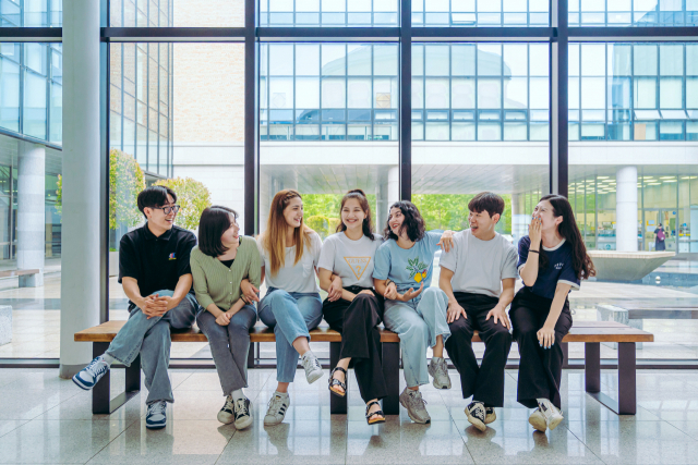 부산외대는 캠퍼스 전체가 ‘작은 지구촌’이나 다름없을 정도로 내국인·외국인 학생들이 자유롭게 교류한다. 캠퍼스에서 여러 나라 학생들이 이야기를 나누고 있다. 부산외대 제공