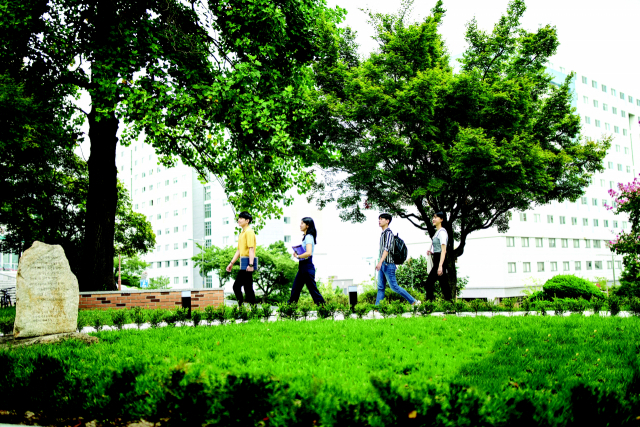 부산대는 우리나라 최초 종합국립대로 대학교육과 국가균형발전을 앞장서서 이끌어왔다. 캠퍼스를 누비며 대학 생활을 만끽하고 있는 학생들. 부산대 제공