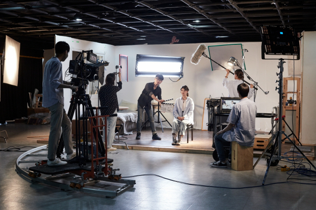 올해 30주년을 맞이한 동서대는 특성화 중심 교육으로 우수한 인재를 양성하고 있다. 교내 촬영세트장에서 교육을 받고 있는 임권택영화예술대학 학생들. 동서대 제공