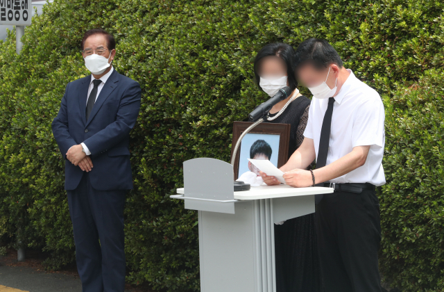 27일 부산시교육청 주차장에서 개최된 부산시교육청 공시생 사망 1주기 추모식에서 유족이 아들을 향한 편지를 읽고 있다. 정대현 기자 jhyun@